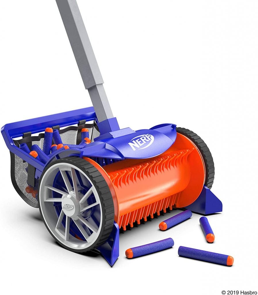 Une image rapprochée de l'aspirateur nerf bleu et orange nettoyant les fléchettes nerf qui vont dans le panier à l'arrière de celui-ci.