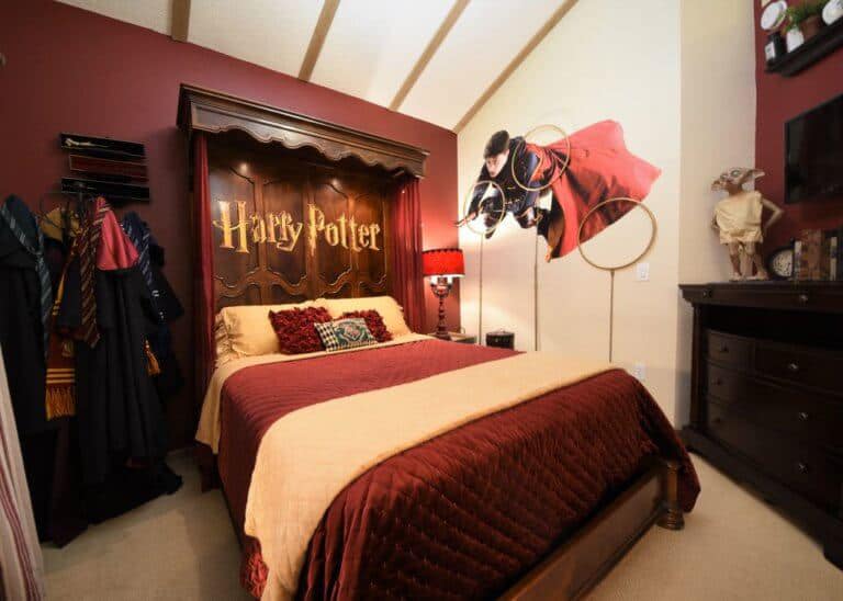 Chambres pour enfants - Chambre à thème Harry Potter pour enfants avec fresque murale Harry Potter, palette de couleurs cohérente avec Harry Potter et patère avec vêtements Harry Potter