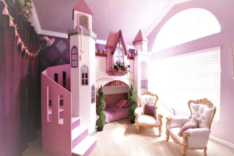 Chambres pour enfants - Chambre pour enfants sur le thème Raiponce avec lit château et escalier en colimaçon