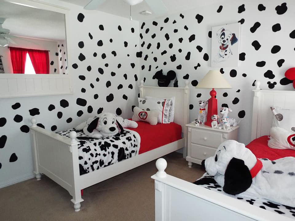 Chambres pour enfants - Chambre pour enfants sur le thème des 101 Dalmatiens - lits jumeaux avec couvertures à pois blancs et noirs, papier peint avec des taches dalmates et beaucoup, beaucoup de taches de chiens