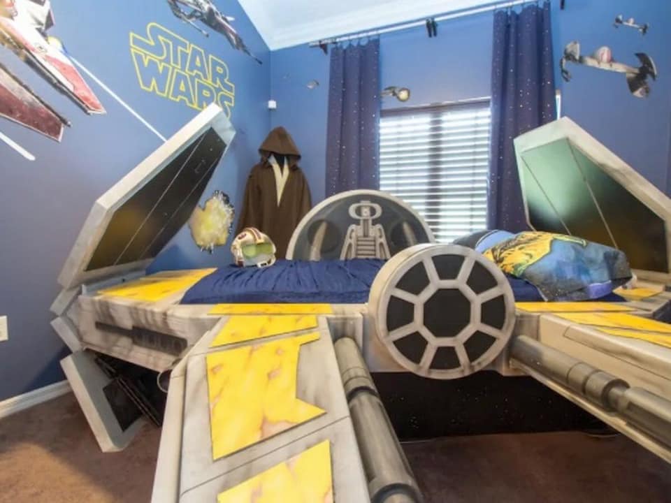 Chambres pour enfants - Chambre à thème Star Wars pour enfants avec peinture murale Star Wars sur le mur et lit Tie Fighter