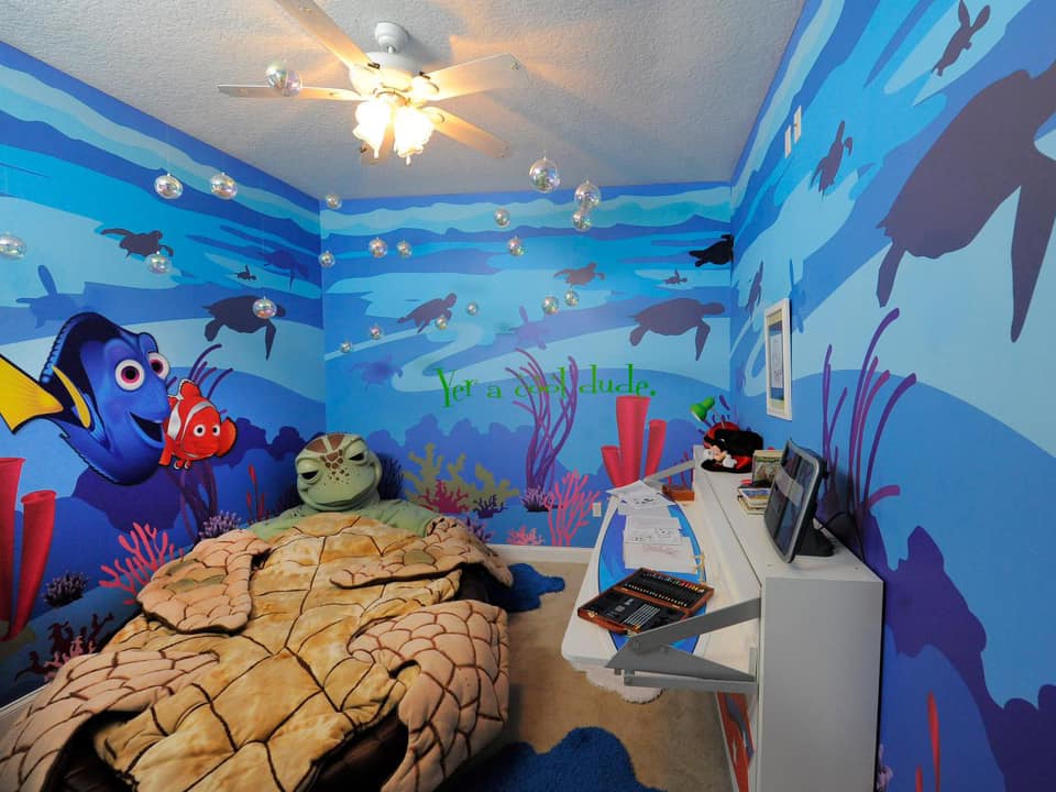 Chambres pour enfants - Chambre à thème Le Monde de Nemo pour enfants avec fresque murale sur la mer, lit de tortue de mer et thème général de l'océan