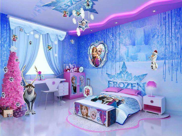 Chambres pour enfants - Chambre d'enfant sur le thème de La Reine des Neiges avec une fresque murale La Reine des Neiges, des découpes de personnages de La Reine des Neiges et un arbre rose avec des lumières blanches