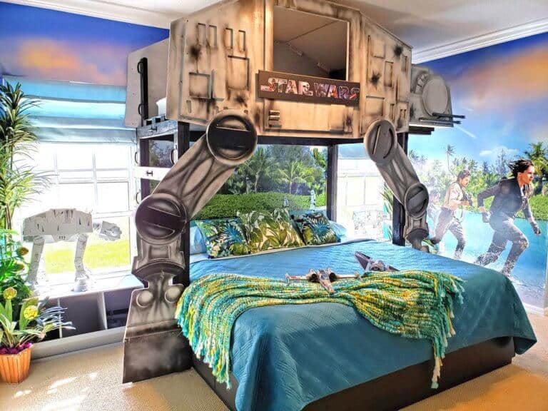 Chambres pour enfants - Chambre à thème Star Wars pour enfants avec fresque Star Wars sur le mur et AT-At au-dessus du lit avec deuxième lit superposé