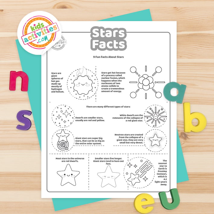 Pages imprimables de faits sur les étoiles affichées sur fond de bois avec le logo du blog d'activités pour enfants et des accessoires colorés