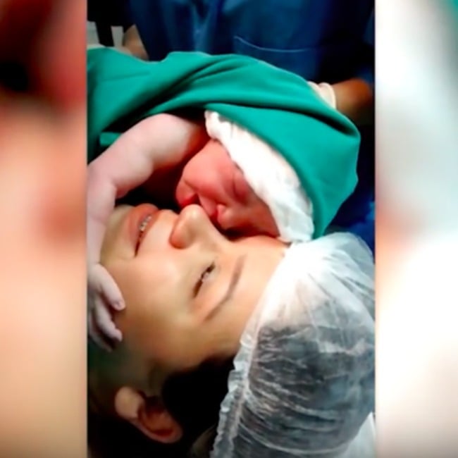 capture d'écran d'une vidéo d'un bébé accroché à sa mère après la naissance