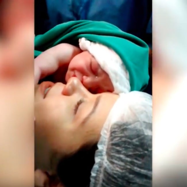 capture d'écran d'un nouveau-né serrant sa mère dans ses bras après la naissance