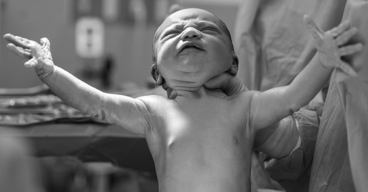 Moment incroyable : un nouveau-né s'accroche à sa maman et l'embrasse quelques instants seulement après sa naissance [Video]