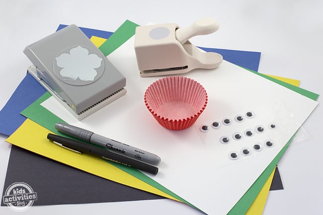 fournitures de coccinelle de doublure de cupcake - perforatrices, doublures de cupcake, yeux écarquillés, Sharpie gris, marqueur noir, noir, jaune, bleu, vert, papier blanc