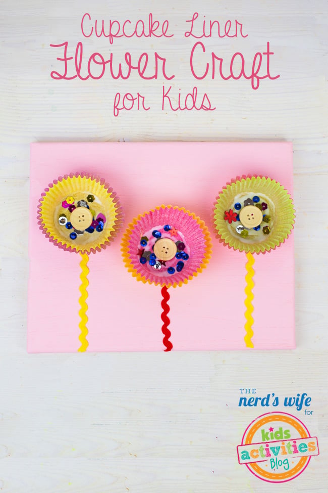 Création de doublure de cupcake terminée qui montre des fleurs - Kids Activities Blog