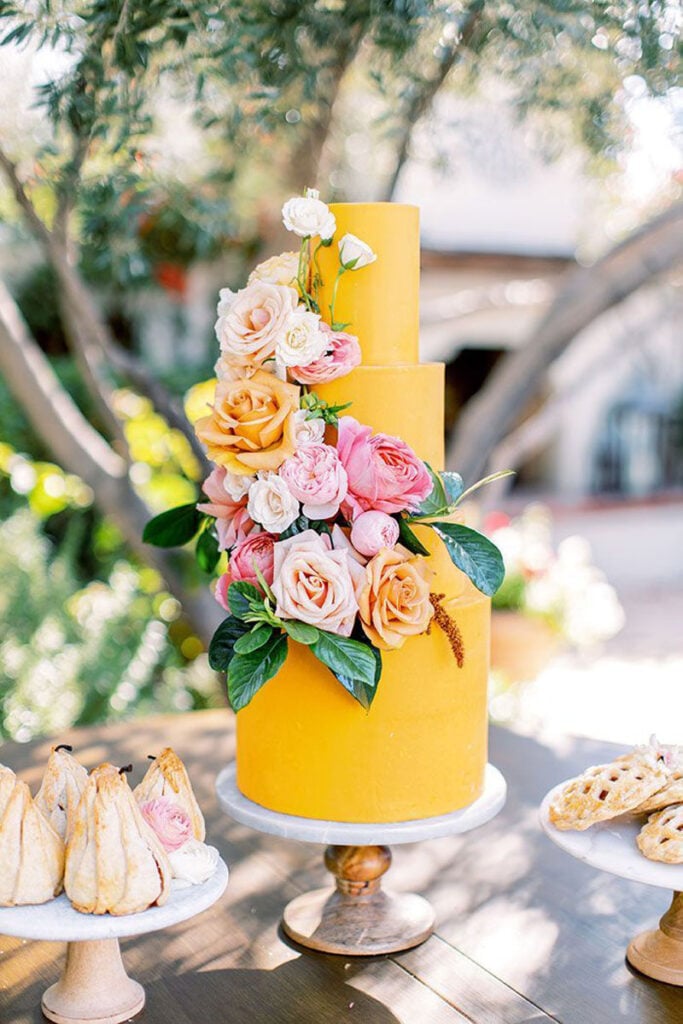 gâteau de mariage floral jaune