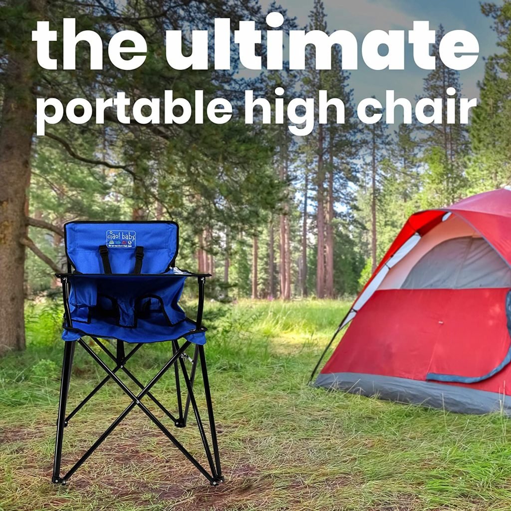 Chaise haute d'extérieur portable - bleue et noire à l'extérieur sur l'herbe à côté d'une tente rouge dans les bois - blog d'activités pour enfants