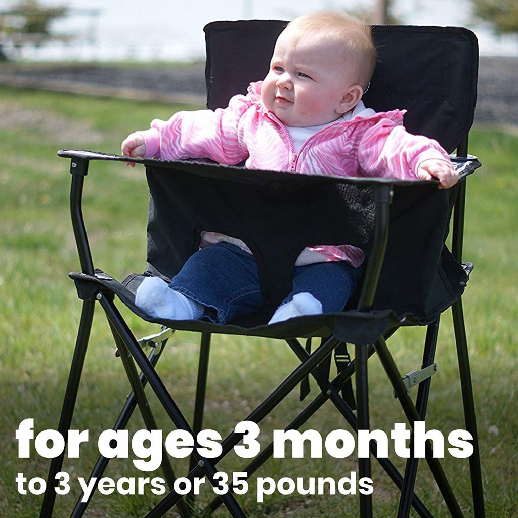 Chaise haute d'extérieur portable - avec une petite fille assise dans une chaise haute noire dehors sur l'herbe. - blog d'activités pour enfants