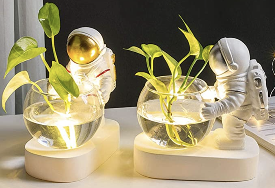 Ces vases à fleurs d'astronautes lumineux sont adorables hors de ce monde
