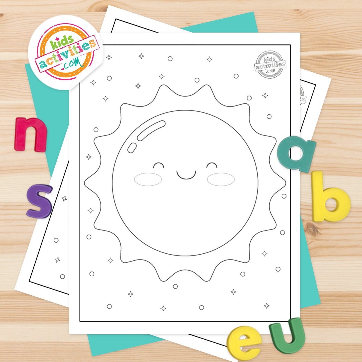 Coloriage soleil imprimé en noir et blanc, réalisé avec des lignes simples, posé sur une feuille bleu-vert avec des lettres multicolores sur fond marron clair.  version pdf imprimée du blog d'activités pour enfants. 
