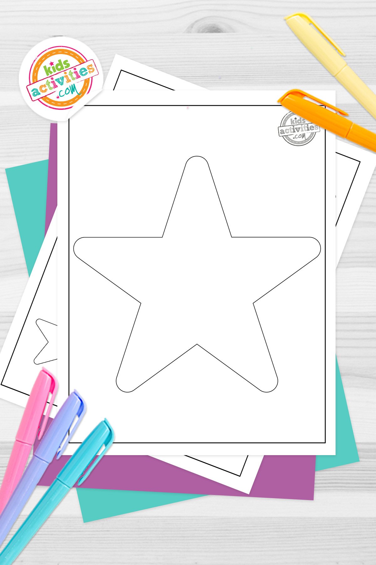 Ensemble de modèles d'étoiles noires et blanches pour enfants, sur des feuilles bleu-vert et violettes avec des marqueurs assortis sur un fond gris foncé. version pdf imprimée du blog d'activités pour enfants.