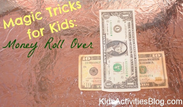 Astuces d'argent pour les enfants : L'argent roule - 1 dollar et 10 dollars se chevauchant sur une table en verre - blog d'activités pour enfants