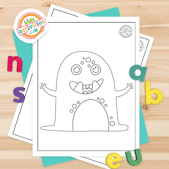 Coloriages Monstres imprimés en pdf page noir et blanc sur fond de bois décoré avec accessoires - blog d'activités pour enfants