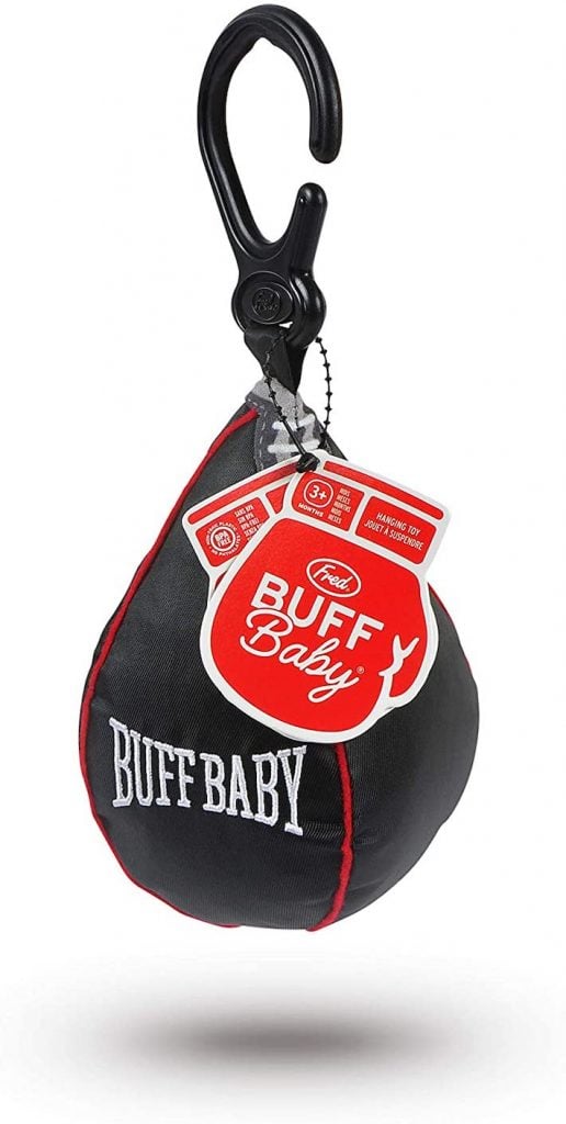 Jouet suspendu pour siège auto pour bébé Buff avec étiquettes rouges et blanches sur fond blanc et crochet
