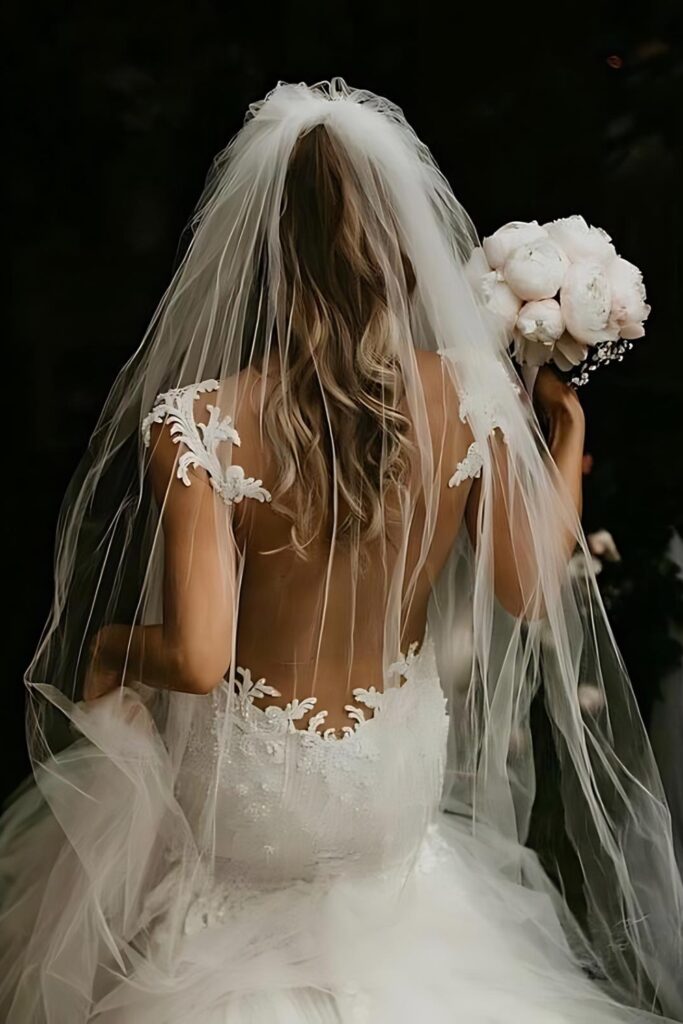 robe de mariée royale dos nu inspirée d'un majestueux paon blanc