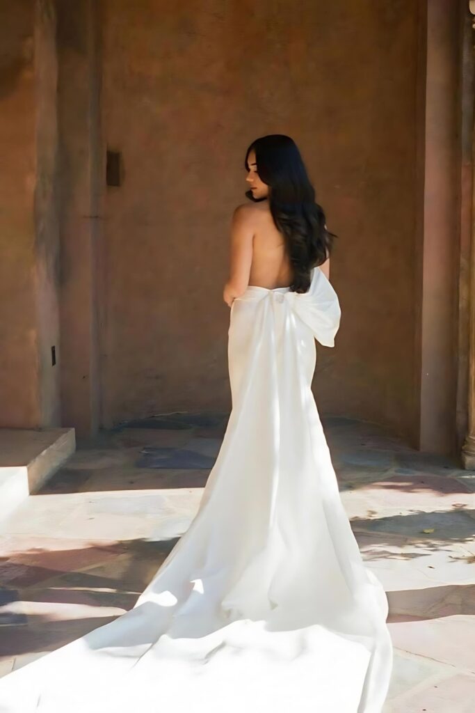 robe à rames avec fente haute, dos nu et nœud amovible 