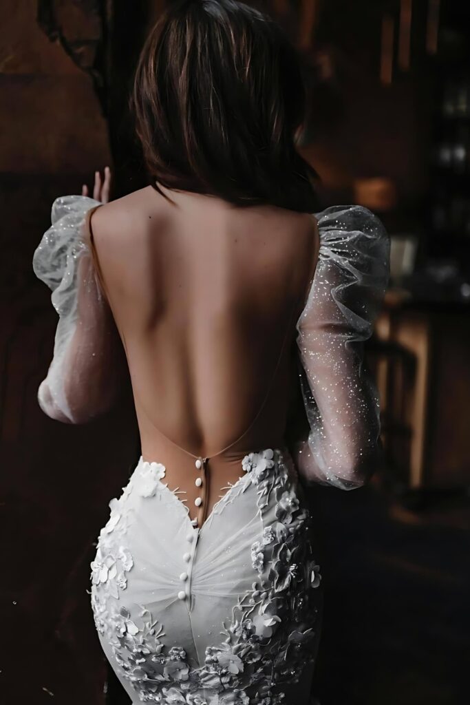 robe de mariée avec un dos nu dramatique et une traîne cathédrale