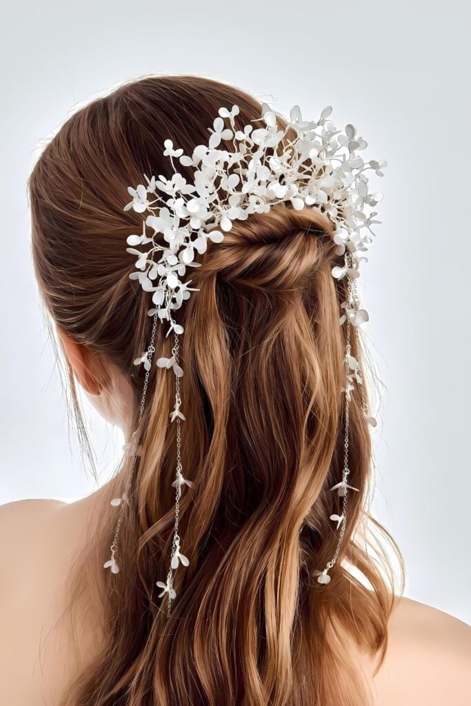 Un casque de mariage floral en cascade dans le dos
