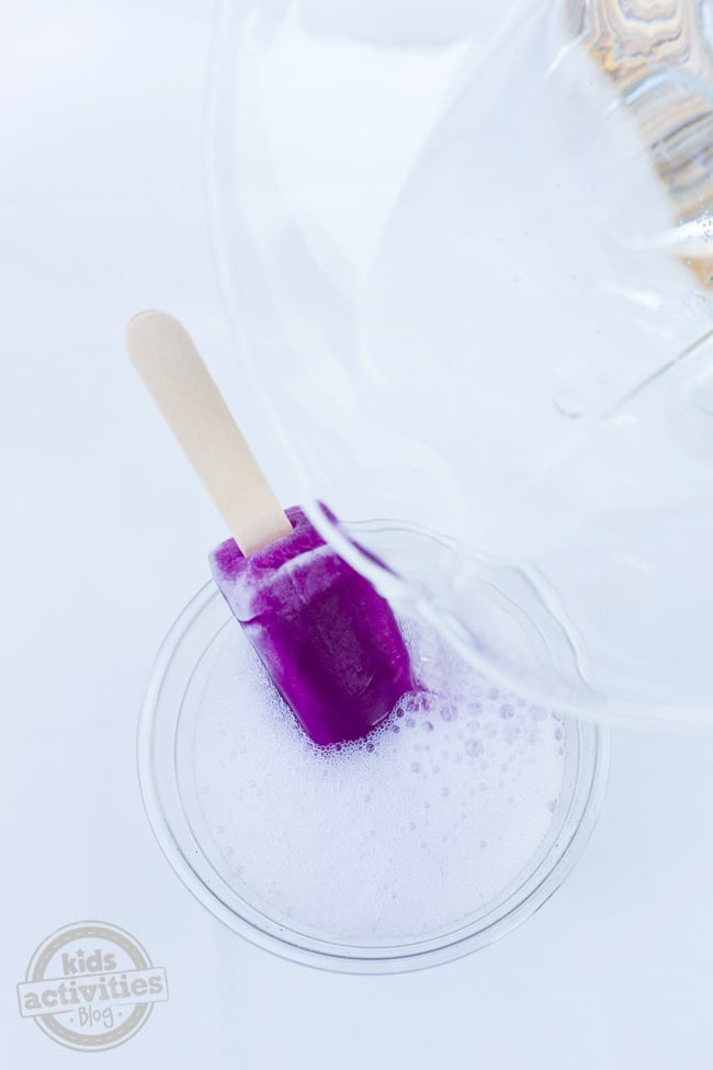 glace aux raisins dans un soda clair au citron et à la lime pétillant d'en haut, servie à partir d'un bar à glaces