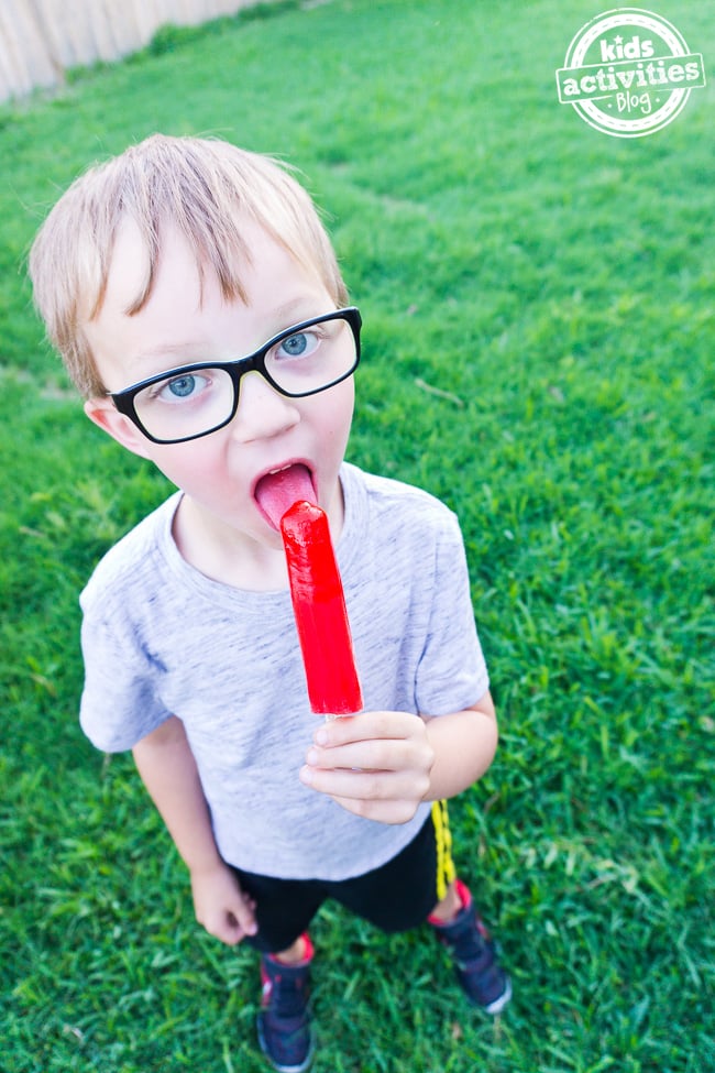 Summer Party Popsicle Bar un popsicle mangé par un enfant dans la cour