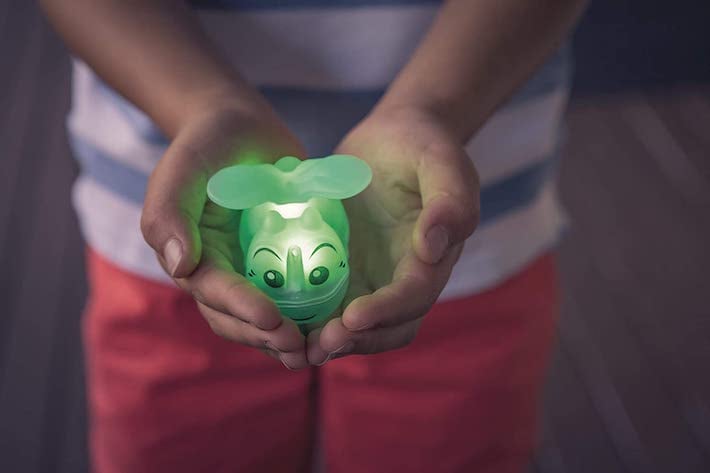 Jeu de chasse aux lucioles organisé par un petit garçon - une luciole verte allume
