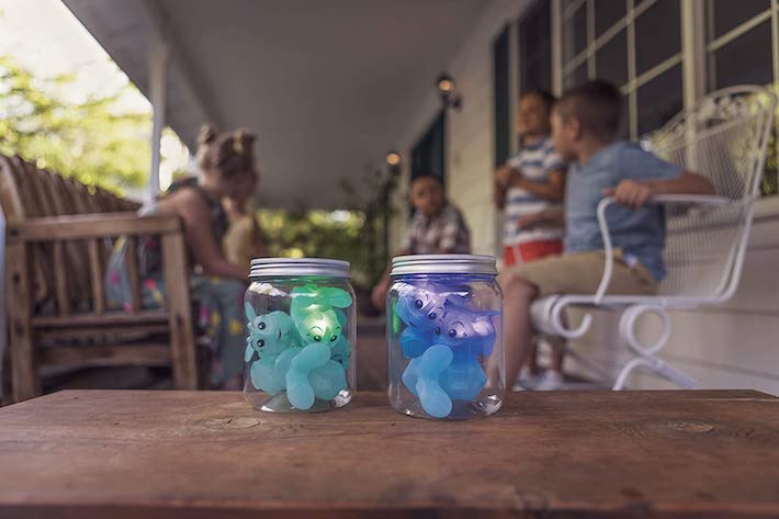 Jeu de chasse aux lucioles assis sur une table en bois avec des enfants assis sur un porche