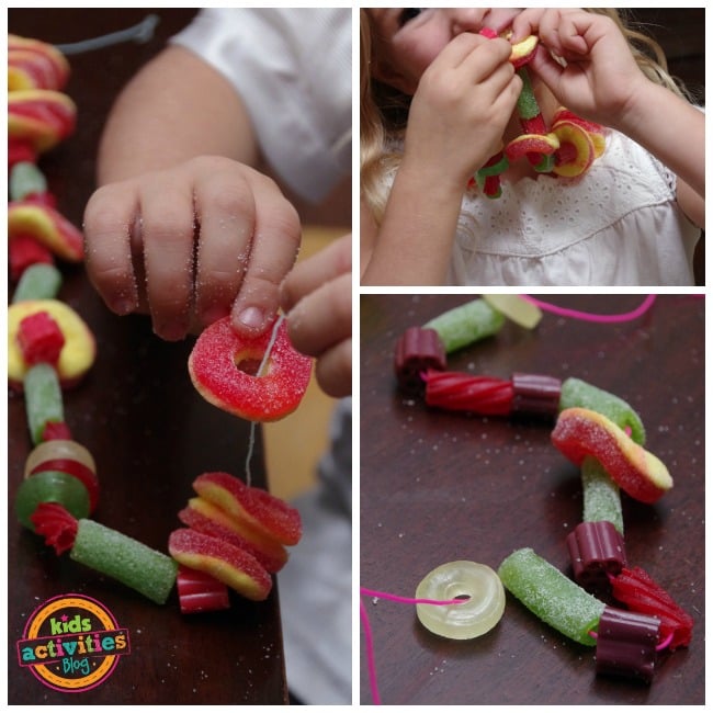 3 étapes pour fabriquer vos propres colliers et bracelets de bonbons avec des ficelles, des bonbons gommeux et des twizzlers