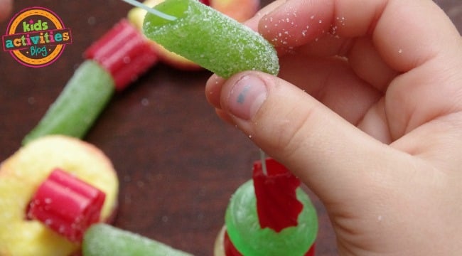 collier de bonbons fait à partir de pailles aigres, de pêches et de twizzlers.