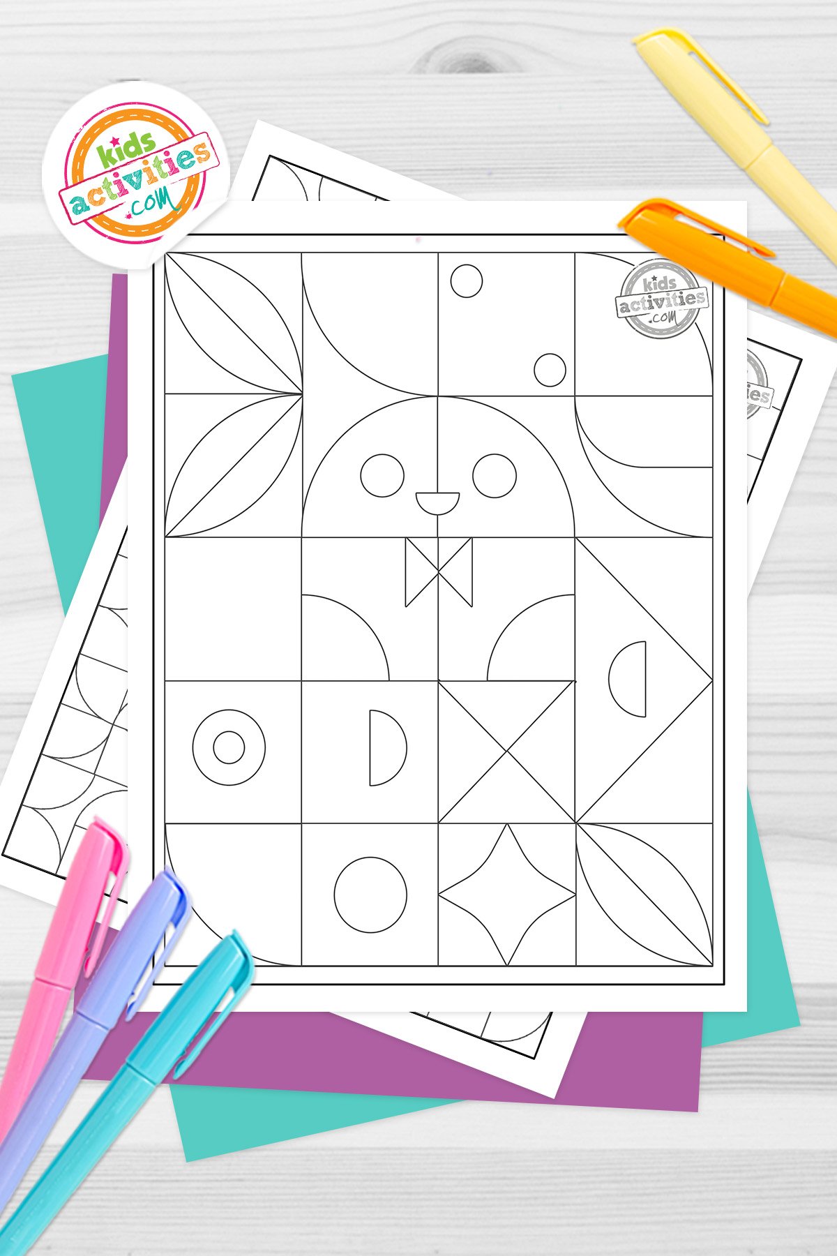 Pages de coloriage d'art géométrique imprimées en noir et blanc, avec différentes formes géométriques, sur des feuilles bleu-vert et violet avec des marqueurs assortis sur un fond gris foncé. version pdf imprimée du blog d'activités pour enfants.