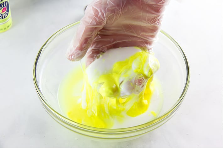 Recette de slime qui brille dans le noir - Ingrédients mélangés ensemble pour faire briller dans le slime sombre
