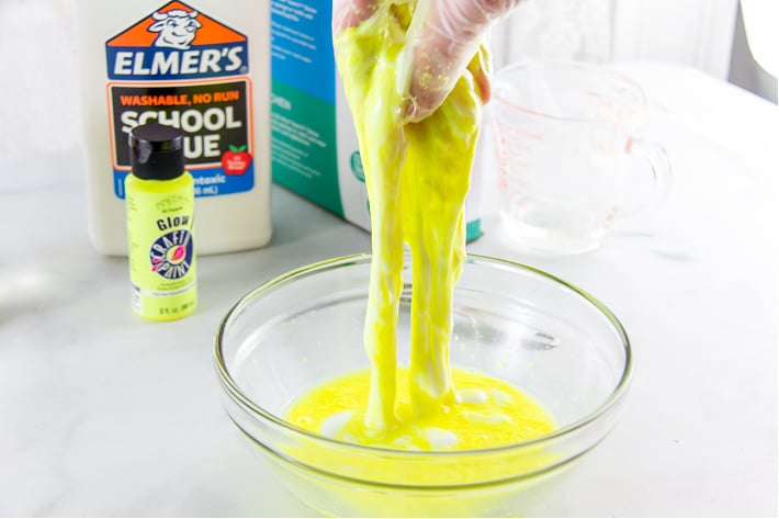 Étape 1 - Recette de slime phosphorescent - Le slime est mélangé dans un bol.
