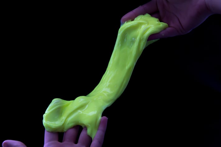 Étape 3 - Recette de slime phosphorescent - slime phosphorescent étiré