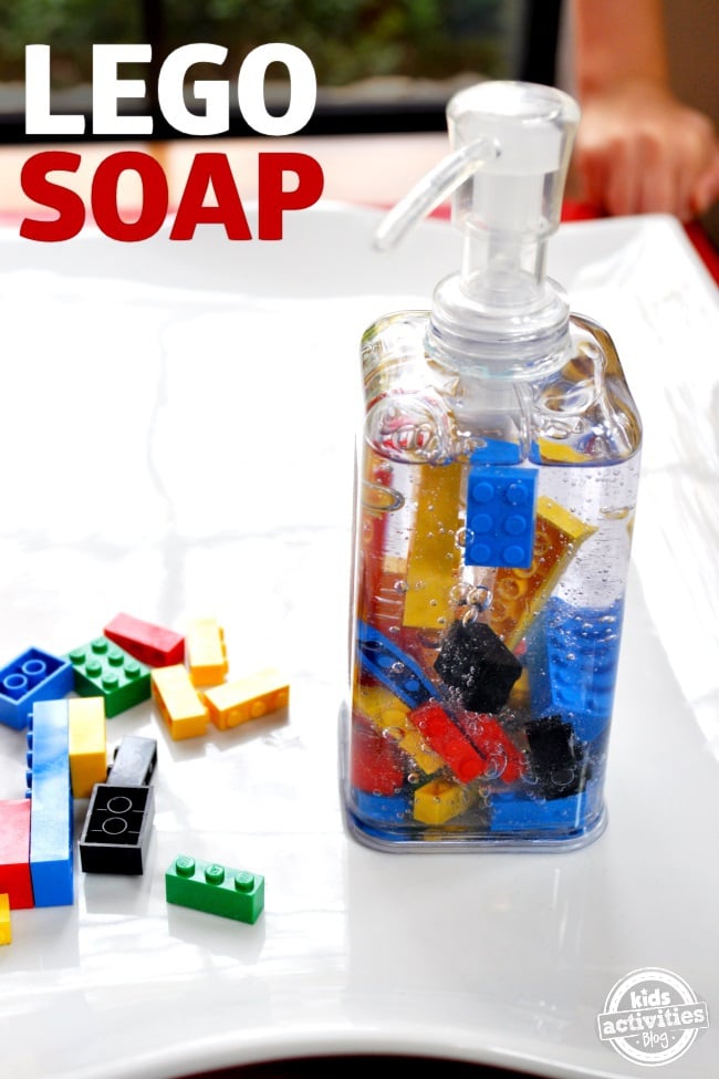 Comment fabriquer du savon avec des jouets à l'intérieur comme des LEGO