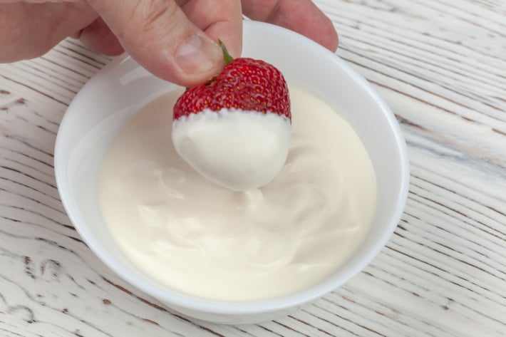 Fraises trempées enrobées de chocolat blanc