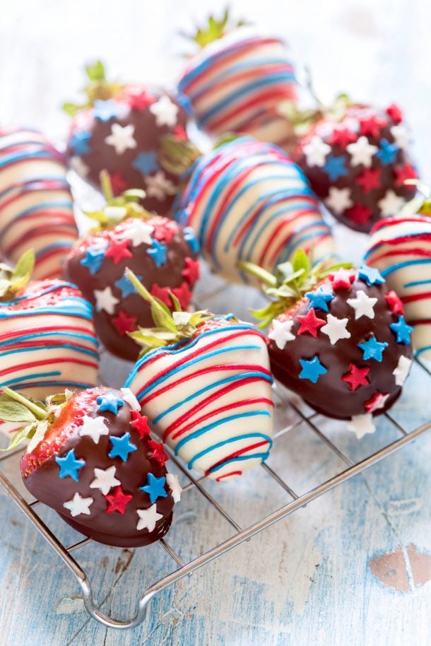 Fraises enrobées de chocolat du 4 juillet avec des décorations rouges, blanches et bleues