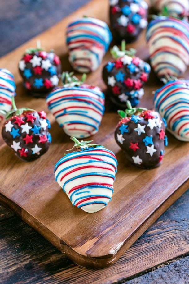 Fraises du 4 juillet sur une planche à découper prêtes à manger