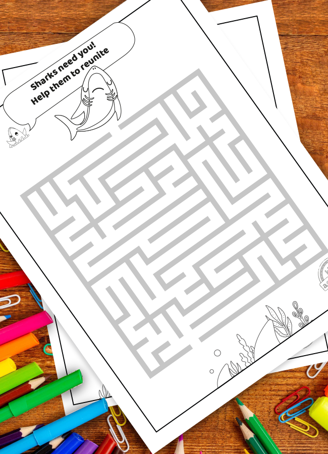 Labyrinthe amusant de la semaine du requin sur bois - Jeux de requins - pour les enfants sur un bureau avec des fournitures de coloriage et des accessoires colorés - blog d'activités pour enfants