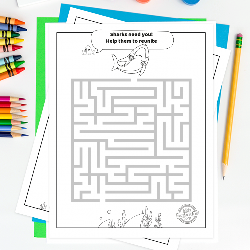 Labyrinthe imprimable de la semaine du requin - Shark Games - sur fond blanc avec fournitures de coloriage - blog d'activités pour enfants