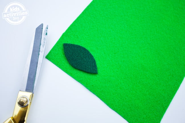 Couronne de feuilles de laurier à faire soi-même - Étape 1 - Découpez le feutre en morceaux en forme de feuille, en utilisant l'un comme modèle pour les autres. Nous avons utilisé environ 20 feuilles de chaque couleur pour notre couronne. - Blog d'activités pour enfants