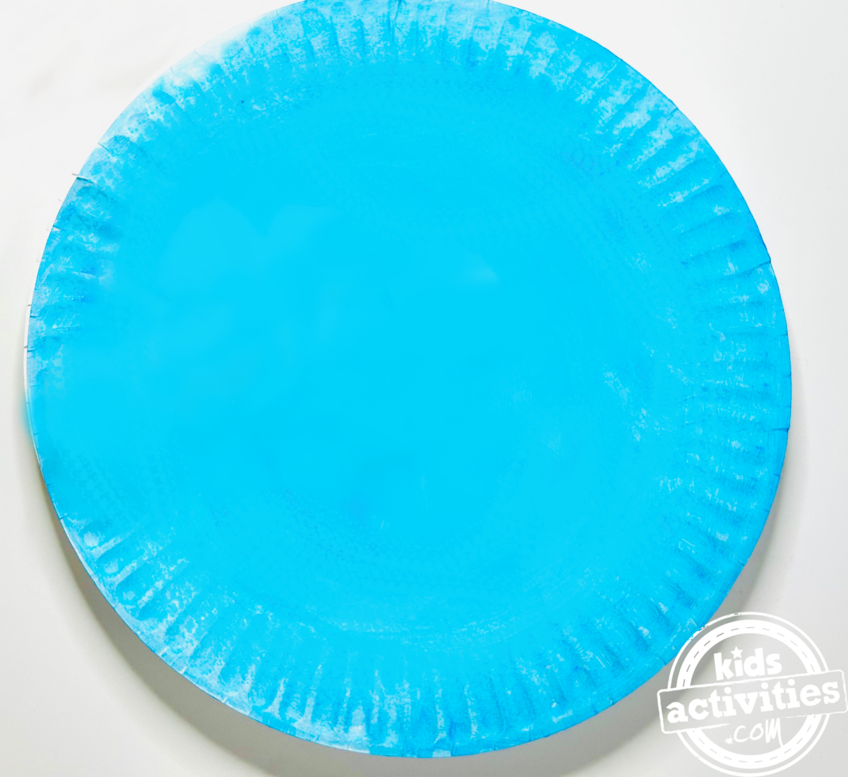 Étape 1 – Bricolage avec assiette en carton représentant un ciel nuageux – Peignez l'assiette en carton en bleu – Blog d'activités pour enfants