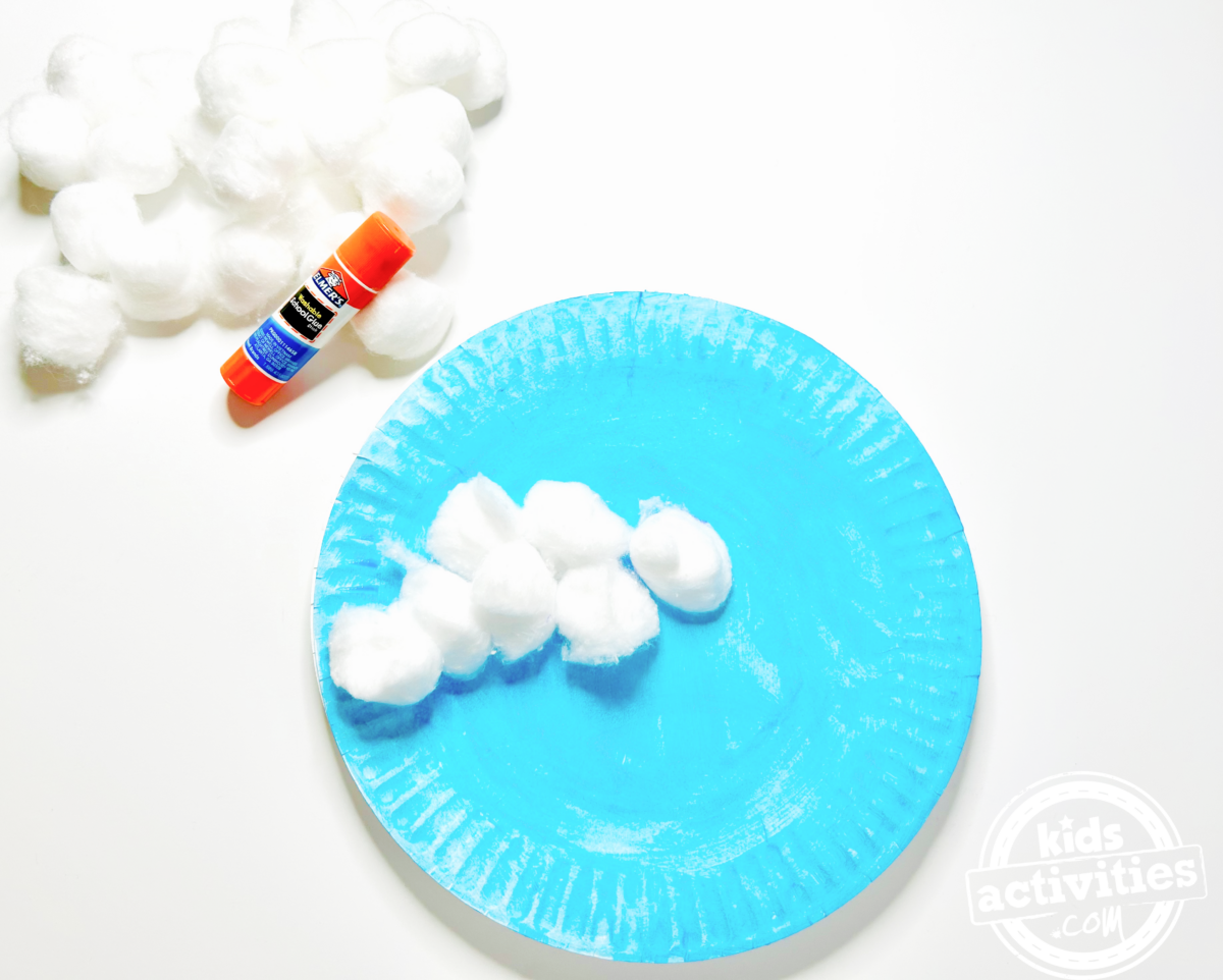 Étape 2 - Bricolage avec assiette en carton représentant un ciel nuageux - Collez les nuages avec de la colle - Blog d'activités pour enfants