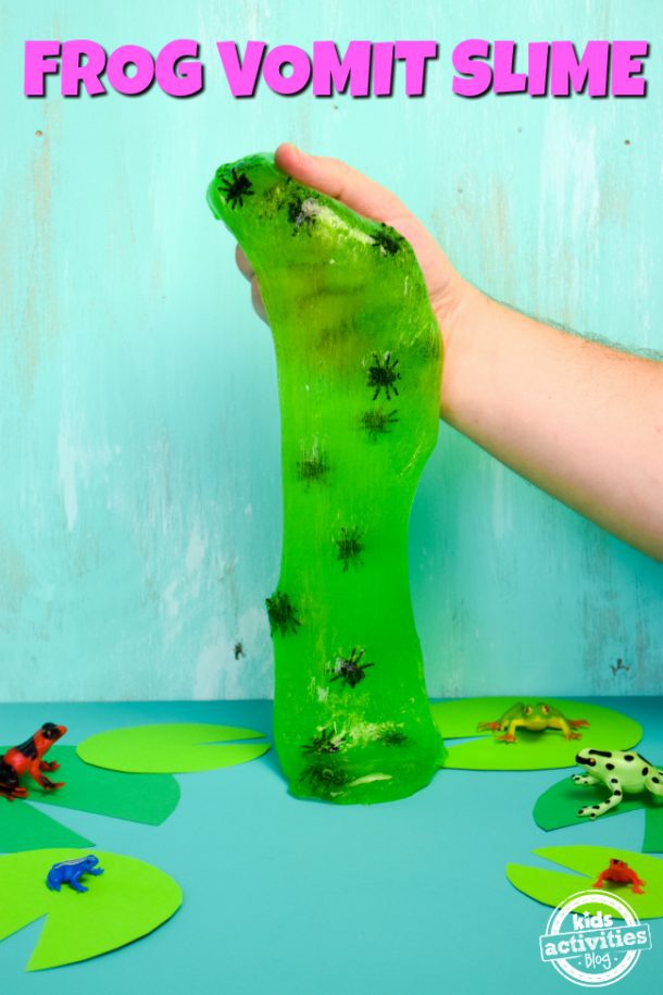 Après avoir fait briller le slime, fabriquez du slime de grenouille verte avec des araignées et des grenouilles en peluche