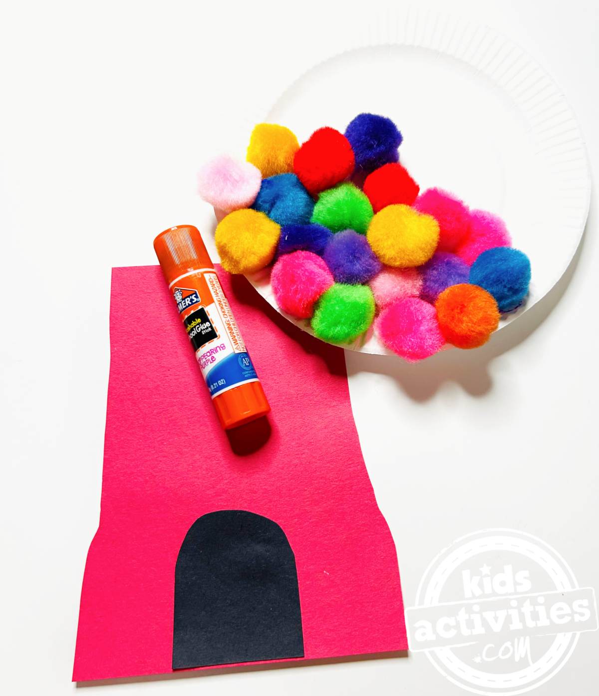 Étape 3 – Collez la mini assiette en carton sur le dessus de la base rouge – Blog d'activités pour enfants