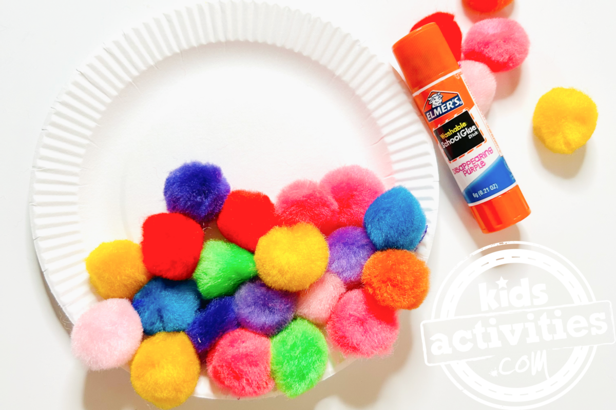 Étape 1 - Bricolage avec une assiette en carton - Collez des pompons de différentes couleurs sur votre mini assiette en carton - Blog d'activités pour enfants