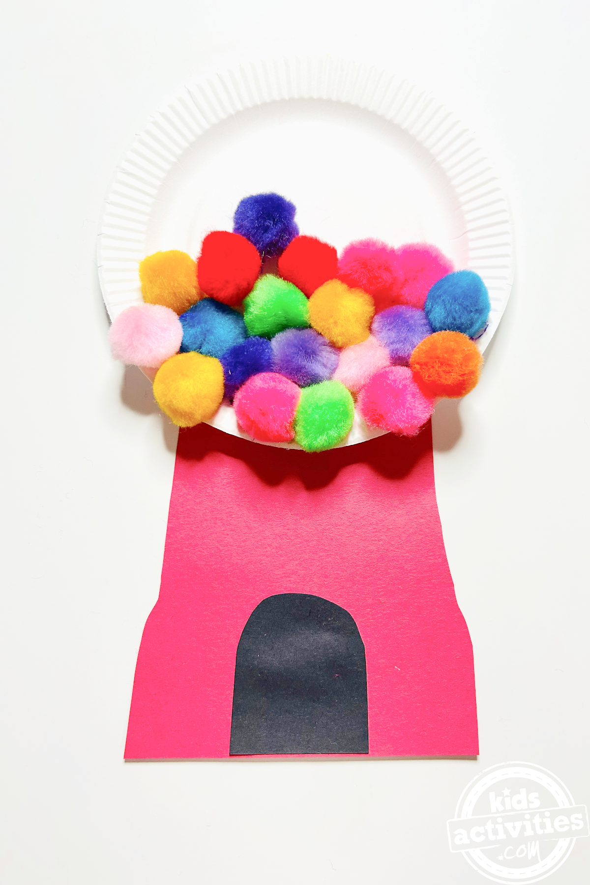 Bricolage avec une machine à boules de gomme dans une assiette en carton - Blog d'activités pour enfants